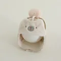 Dettaglio del cappello da aviatore per neonati con ricamo a orsetto e fodera in peluche - Taglia Bambino Piccolo / Beige