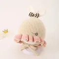 Detail der Strickstruktur der Baby-Wintermütze mit Plüschohren und Schleifenverzierung - 2-6 Jahre / Dunkelbeige