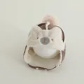 Dettaglio del cappello da aviatore marrone per neonati con ricamo a orso e fodera in pelliccia - Taglia Bambino Piccolo / Caffè Scuro