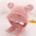 Dettaglio del cappello di peluche rosa per bambini con orecchie di coniglio e lacci - Taglia unica / Rosa