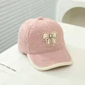 Gorra de béisbol rosa de lana de cordero para niñas con bordado de lazo y textura de forro polar - Rosa / Talla Única Niño