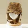 Details der Camouflage Winter-Fliegermütze mit warmem Fleecefutter und Ohrenklappen - Kaffeebraun
