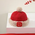 Detalle del gorro de invierno rojo para niño con bordado Ping'an Xile y pompones beige - Diseño Chino Ping An Xi Le (Estilo 8)