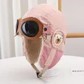 Detail der rosa Kinder-Fliegermütze mit Brille, Bären-Patch und warmem Fleece-Futter - Kinder (48-54CM) / Rosa