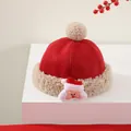 Detalle del gorro navideño rojo para niños con borde de felpa y figura de Papá Noel - Diseño de Papá Noel Lindo (Estilo 7)