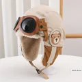 Detailansicht der Kinder-Fliegermütze mit Fleece-Futter und süßem Bären-Aufnäher - Kinder (48-54CM) / Khaki
