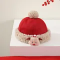 Detalle de un gorro navideño rojo para niños con un parche decorativo de ciervo suave - Diseño de Ciervo con Gorro de Navidad (Estilo 5)