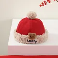 Detalle del gorro de invierno rojo para bebé con bordado de oso y ribete de lana de cordero - Diseño de Oso Lucky (Estilo 6)