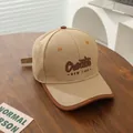 Detailopname van de bruine bies en vintage borduursel op de kaki baseballpet - Kinderen Verstelbare Maat / Khaki