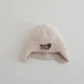 Beige Wintermütze für Kinder mit Bären-Patch, Strick-Ohrenklappen und weichem Lammfell-Top - Stil 1 (Bären-Patch) / Beige