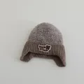 Taupefarbene Kinder-Strickmütze mit Ohrenklappen, Plüsch-Bärenaufnäher und Fleece-Futter - Stil 1 (Bären-Patch) / Grau