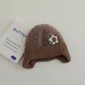 Winter-Strickmütze für Kinder in Braun mit Ohrenklappen und Sternen-Aufnäher - Stil 2 (Blume/Stern) / Dunkelbraun