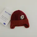 Winter-Strickmütze in Weinrot mit Blumenstern-Aufnäher für Kinder und Kleinkinder - Stil 2 (Blume/Stern) / Weinrot