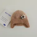 Gemütliche kamelbraune Strickmütze für Kinder mit Fleece-Oberteil und Blumen-Patch - Stil 2 (Blume/Stern) / Hellkaffee