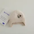 Winter-Strickmütze für Kinder in Cremeweiß mit Ohrenklappen und Sternen-Patch - Stil 2 (Blume/Stern) / Beige