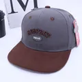 Dettaglio cappellino bicolore a tesa piatta con ricamo 3D e occhielli traspiranti - Bambini circa 3-10 anni / Grigio chiaro