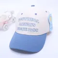 Kinder-Baseballkappe in Blau-Weiß mit gestickten Buchstaben und seitlichem Anhänger - Kinder / Himmelblau