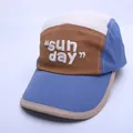 Détail de la casquette de baseball en coton multicolore avec broderie sunday 3D - 47-52cm / Bord Bleu Ciel