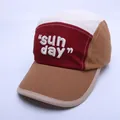 Detailansicht der Kinder-Basecap aus Baumwoll-Canvas mit dreifarbigem Design und sunday-Stickerei - 47-52cm / Hellkaffeefarbener Schirm