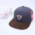 Παιδικό καπέλο snapback γκρι και καφέ με επίρραμμα γράμμα C και σχέδιο με επίπεδο γείσο - Παιδικό Ρυθμιζόμενο Μέγεθος / Γκρι και Καφέ