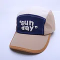 Detail der mehrfarbigen 5-Panel-Camp-Cap mit 'sun day' Stickerei in Marine und Beige - 47-52cm / Khaki