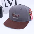 Λεπτομέρεια γκρι παιδικού καπέλου snapback με καφέ γείσο και κέντημα Melt σε στυλ - Παιδικό μέγεθος / Σκούρο Γκρι Με Καφέ