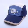 Detail der dreifarbigen Baumwoll-Baseballkappe mit weißem Sunday-Stick auf blauem Teil - 47-52cm / Navy Blue Brim