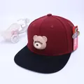 Kinder Hip-Hop Baseballkappe in Dunkelrot und Schwarz mit 3D Cartoon Bärenmotiv - Kinder ca. 3-10 Jahre / Weinrot/Schwarz