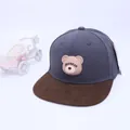 Kinder Snapback Cap in Grau und Braun mit süßem 3D-Bären-Abzeichen und flachem Schirm - Kinder ca. 3-10 Jahre / Dunkelgrau/Braun