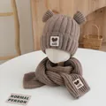 Ensemble bonnet et écharpe en tricot marron avec oreilles d'ours et écusson pour enfant - Gris Foncé Étiquette GOOD