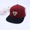 Casquette de baseball enfant bicolore bordeaux et noir avec écusson lettre C - Taille Réglable Enfants / Rouge Vin/Noir