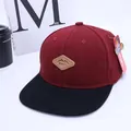 Παιδικό καπέλο snapback μπορντό και μαύρο με δερμάτινο σήμα KUKUJI και ίσιο γείσο - Ρυθμιζόμενο Παιδικό Μέγεθος / Στυλ Κόκκινο Κρασί Και Μαύρο