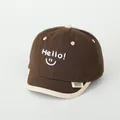 Donkerbruine honkbalpet voor peuters met wit Hello-borduurwerk en een vrolijk gezicht - Hello Smile Stijl / koffiekleur