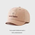 Licht kaki baby pet met schattig berenborduursel en Kukuji baby tekst - 46-50 / Donkerbeige