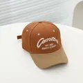Vista dettagliata del ricamo vintage 1993 su un cappellino bicolore marrone e kaki - 48-54CM / Caffè (Contrasto Cachi)