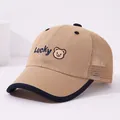 Λεπτομέρεια χακί παιδικό καπέλο με κέντημα LUCKY αρκουδάκι και αναπνεύσιμο δίχτυ νάιλον - 48-50cm (2-4 ετών) / Χακί