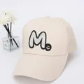 Detail van ademende mesh baseballpet met M-letter patch en mini smile borduursel - 50cm-54cm / Beige