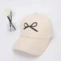 Dettaglio cappello beige per bambini con rete traspirante bianca e ricamo a fiocco fine - Taglia per Bambini / Beige