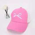Dettaglio del cappellino rosa con ricamo a fiocco bianco e retro in rete traspirante - Taglia per Bambini / Rosso Rosa