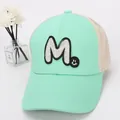 Detail van de mintgroene mesh baseballpet met wit geborduurde M en een vrolijke smiley - 50cm-54cm / Meer Groen