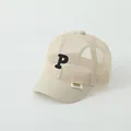 Detail van beige mesh honkbalpet voor kinderen met zwart P-borduursel en ademende stof - Kinderen 2-6 jaar (48-52CM) / Beige