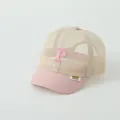 Detail van roze P-borduurwerk op ademende mesh kinderpet voor zomerse zonbescherming buiten - Kinderen 2-6 jaar (48-52CM) / Roze