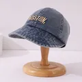 Detalle del bordado Boston 1630 en visera de denim lavado con textura vintage - Niños 50-54cm / Estilo Gorra de Béisbol / Azul Medio Denim