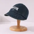 Detalle de gorra infantil de tela vaquera azul oscuro con bordado blanco Boston - Niños 50-54cm / Estilo Béisbol de Ala Corta / Mezclilla azul oscuro