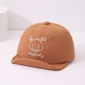 Gedetailleerd beeld van de bruine babycap met konijnenborduurwerk en een korte omgeslagen rand - Baby 0-3 Jaar Oud 46-48CM / Lichtkoffie