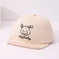 Détail d'une casquette bébé à bord souple avec broderie lapin et texture en coton doux - Bébé 0-3 Ans 46-48CM / Poche zippée