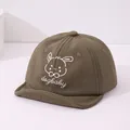Detail van babyhonkbalpet in olijfgroen met zachte rand en witte cartoon hond borduring - Baby 0-3 Jaar Oud 46-48CM / Legergroen