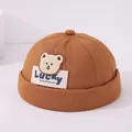 Gorro docker marrón para niños con parche de oso y bordado de etiqueta Lucky - Parche de oso etiqueta Lucky (Patrón 2) / Café