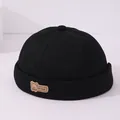 Gorro Miki negro para niños con un parche de oso de cuero sobre un fondo blanco limpio - Etiqueta de oso de cuero MY bear (Patrón 3) / Negro