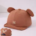 Gorra de béisbol para bebé marrón con orejas y bordado M en vista frontal y trasera - 45-48 cm / café